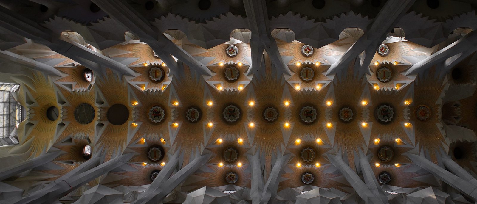 Plafond de la Sagrada Família à Barcelone vu en contre-plongée, photographie d'architecture réalisée par Agency LAP.