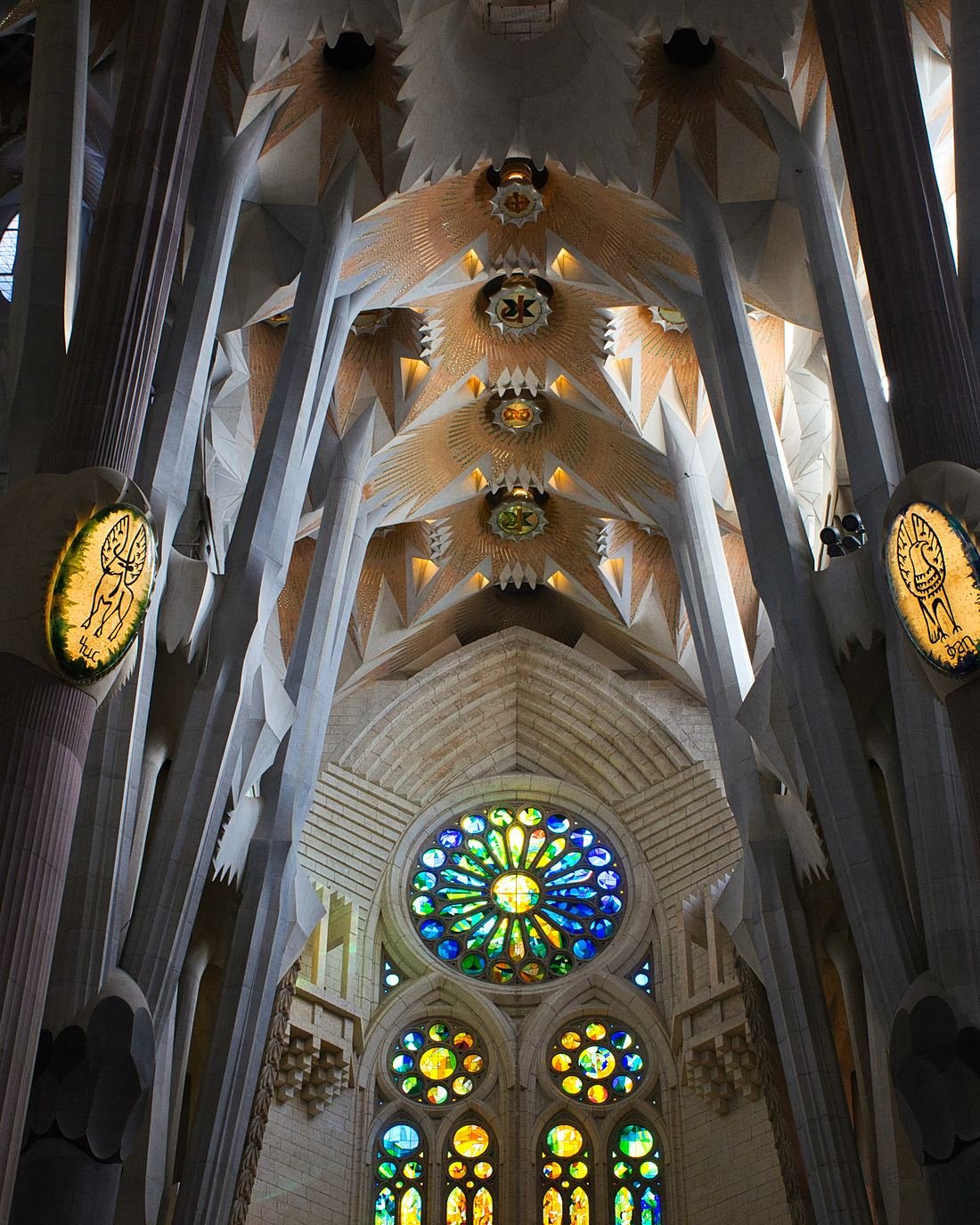 Nef de la Sagrada Família à Barcelone vue en contre-plongée, photographie d'architecture réalisée par Agency LAP.