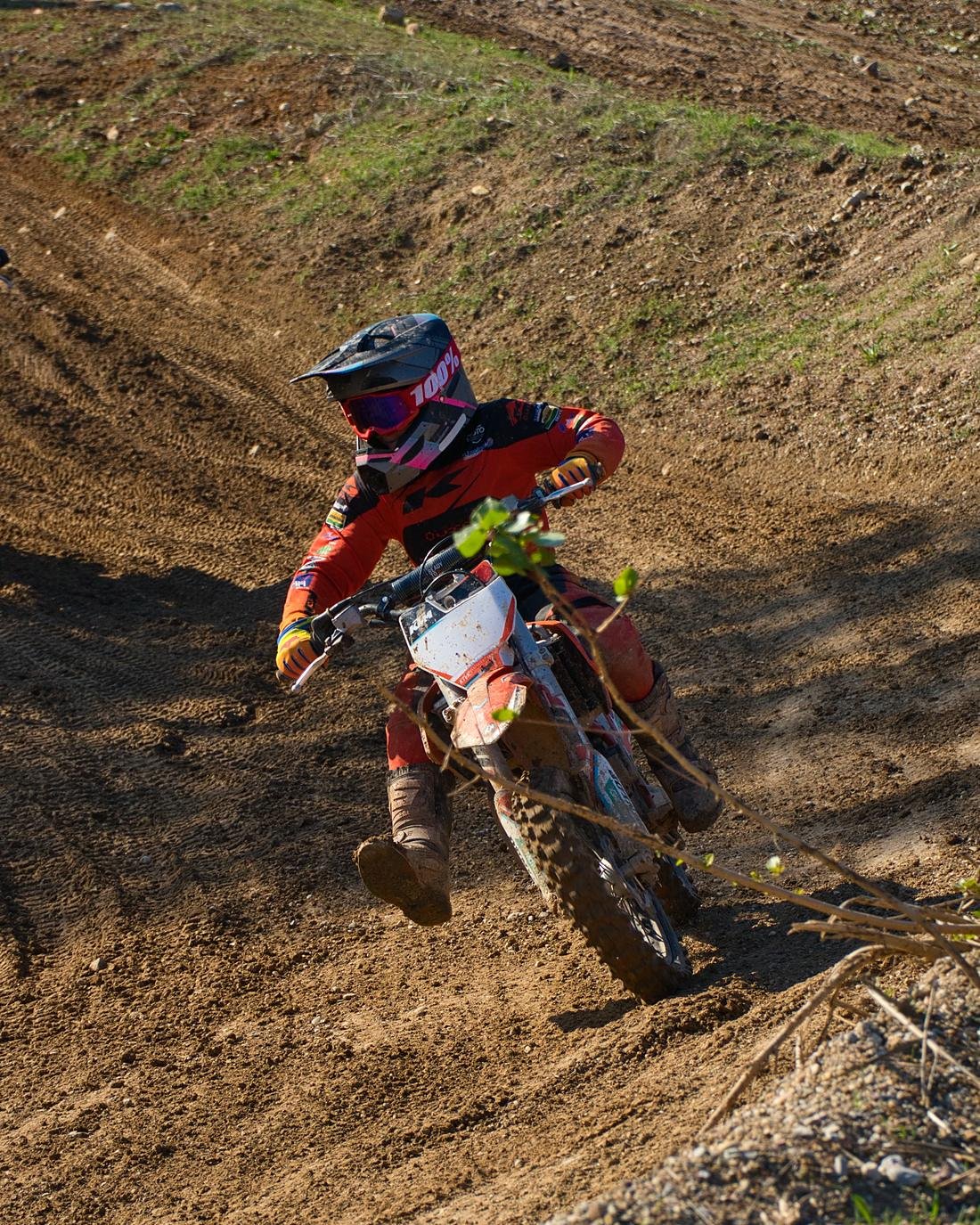 Pilote de motocross penché dans un virage, reportage sportif photographié par Agency LAP.
