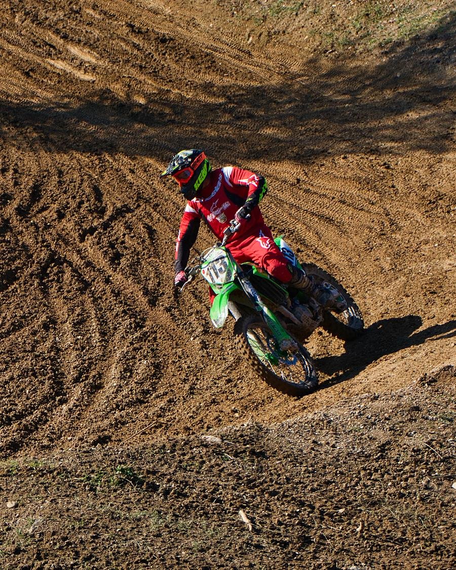 Pilote de motocross dans une ornière, reportage sportif photographié par Agency LAP.
