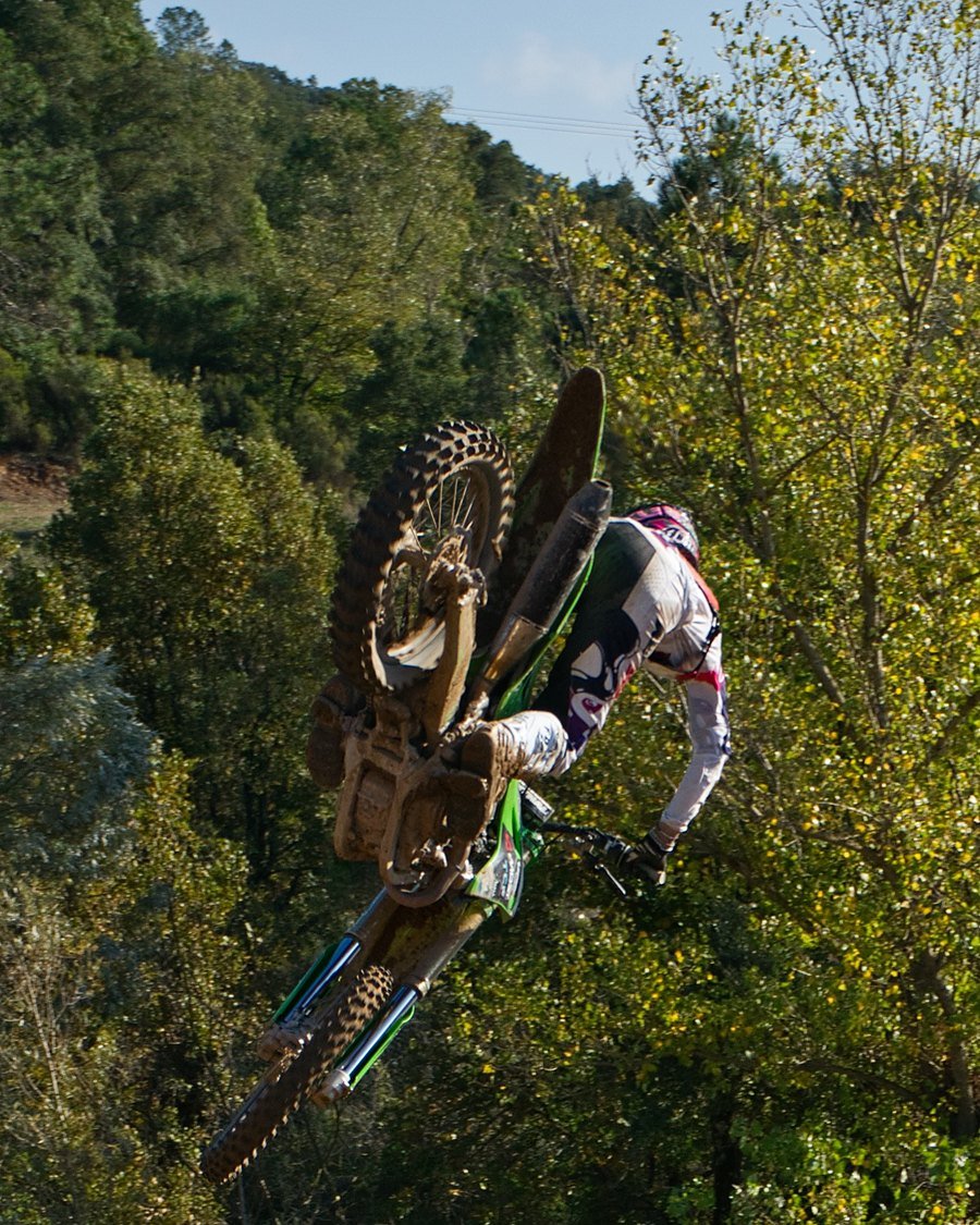 Moto de cross en plein saut, photographie de sport réalisée par Agency LAP.