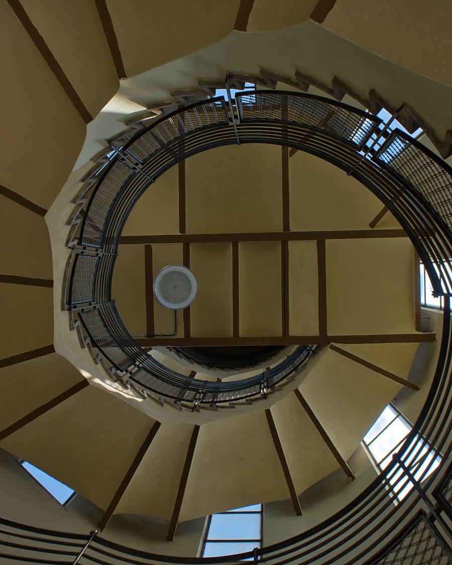 Escalier hélicoïdal vu du dessous, photographie d'architecture réalisée par Agency LAP.