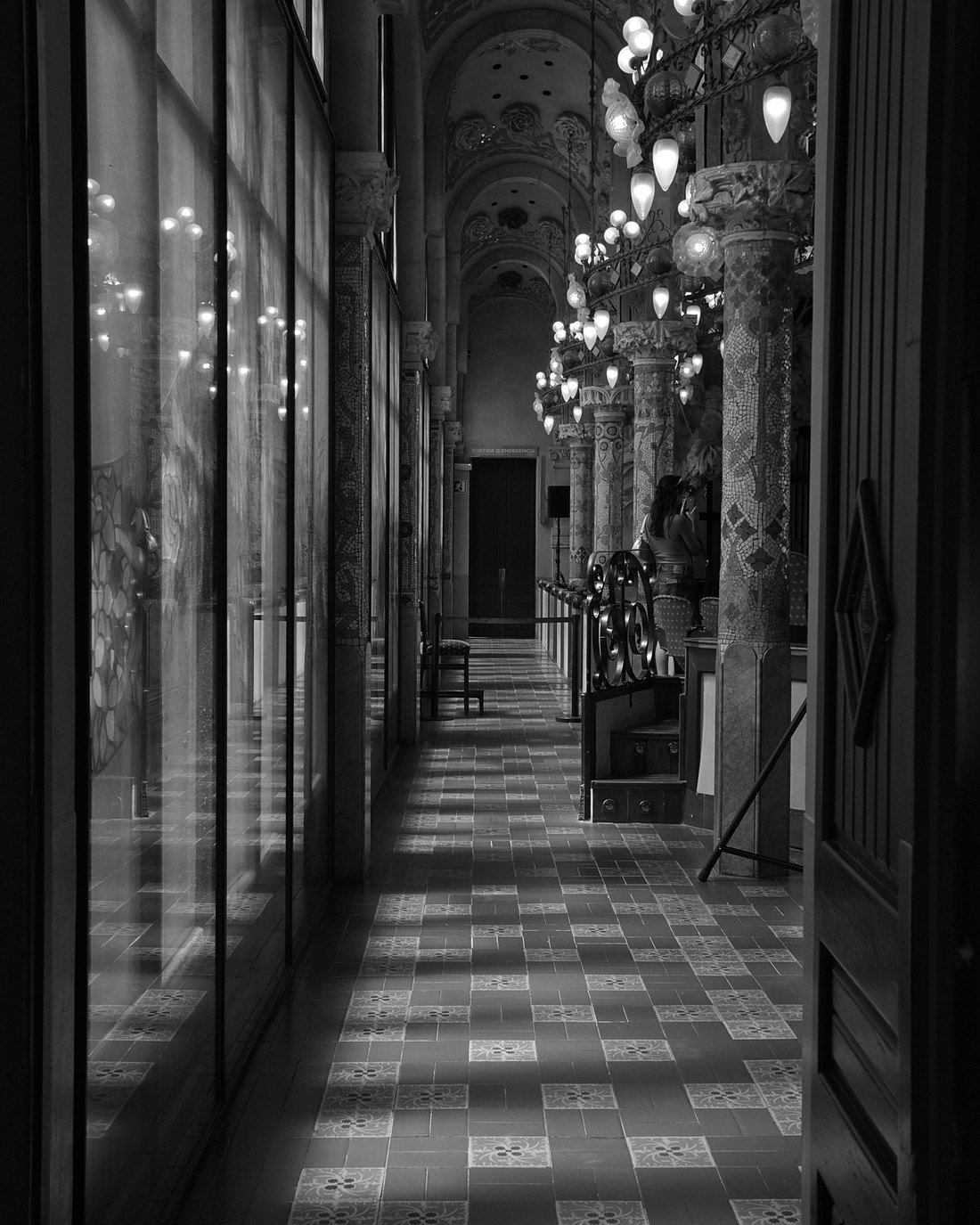 Couloir du Palau de la Música à Barcelone en noir et blanc, photographie d'architecture réalisée par Agency LAP.
